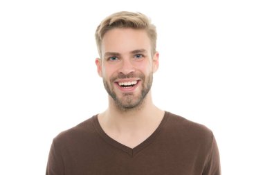 Tıraşsız yüzü olan gülümseyen genç adam beyaz arka planda izole edilmiş günlük giysiler giyer, berber dükkanı