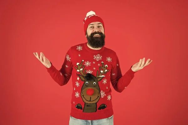 Não me pergunto mais. Feliz Ano Novo. Sorrindo hipster fundo vermelho. Vamos às compras. tempo para escolher um presente. Devo usar roupas quentes. homem barbudo em acessório de malha. o seu tempo de Natal — Fotografia de Stock