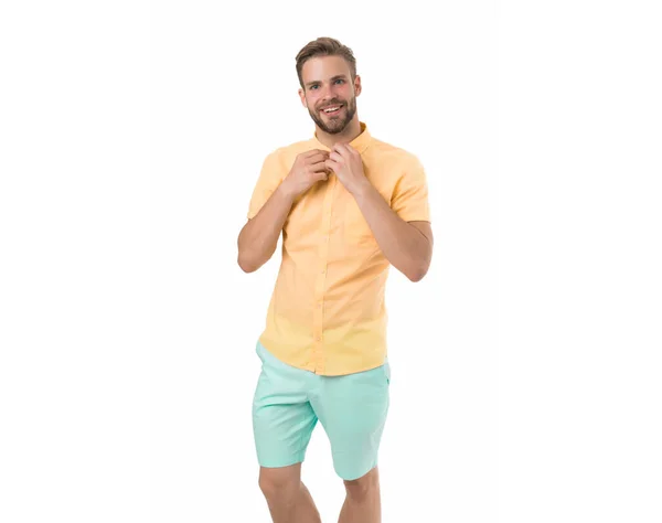 Moda masculina tendencias de verano. Cuidado de la piel del hombre sin afeitar. Concepto de barbería. Una apariencia perfecta. Tienda de ropa de hombre. Macho con camisa amarilla de lino. Chico sexy estilo casual. Concepto masculinidad. Modelo de belleza — Foto de Stock