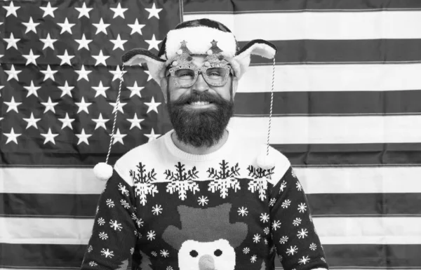 Geest van patriottisme. Kersttraditie uit de Verenigde Staten van Amerika. Amerikaanse douane. Brutale man draagt gebreide trui. Amerikaanse traditie. Baard hipster Amerikaanse vlag achtergrond. Kerstmis Nieuwjaar — Stockfoto