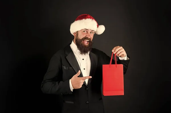 Spórolj a vásárlásokkal. Örömmel vásárolok. A szakállas férfi bevásárlószatyrot tart. Vegyél újévi ajándékokat. Ajándékokat venni. Szép vásárlás. Fedezze fel a legújabb kollekciók téli viselet. Kiegészítő szolgáltatások — Stock Fotó