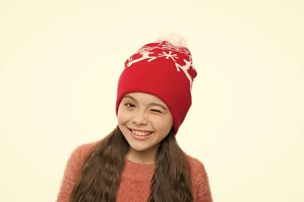 Jolie et ludique. Pourquoi les enfants semblent mignons. Adorable bébé porter chapeau mignon tricoté d'hiver. Jolis accessoires. Fille porter accessoire thème hiver. Noël. Du plaisir et de la joie. Esprit festif. Enfant joyeux — Photo