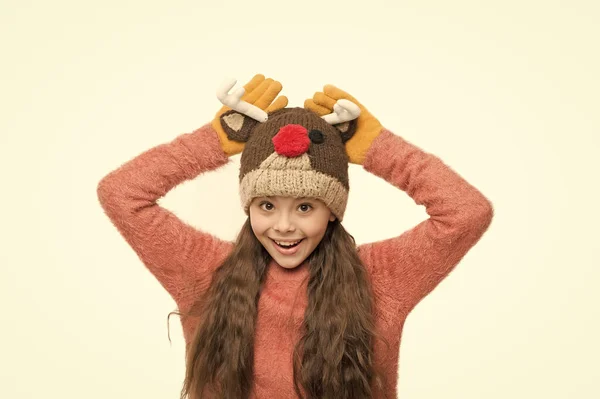 Carnaval de Navidad. Diversión y alegría. Chico alegre. Lindo juguetón. Adorable bebé usa lindo sombrero de ciervo de punto de invierno. Lindo reno con nariz roja. Lindos accesorios. Chica desgaste invierno tema accesorio — Foto de Stock