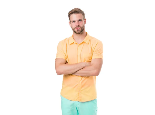 Man op kalm gezicht poseert zelfverzekerd met gevouwen armen, witte achtergrond. Man ziet er aantrekkelijk uit in casual geel linnen shirt. Een man met haar draagt een casual of formeel shirt. Modeconcept — Stockfoto