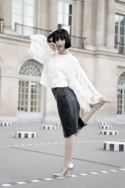 Modelo de moda en blusa blanca y falda de cuero. Mujer de moda en París, Francia — Foto de Stock