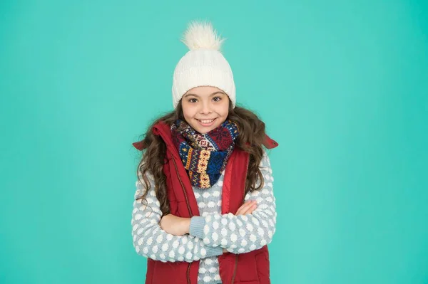 Sinto-me aconchegante. Sem hipotermia. menina alegre vestindo camadas de roupa. roupas quentes na temporada de inverno. previsão do tempo frio. moda infantil e compras. Hora do Natal. pronto para férias de ano novo — Fotografia de Stock