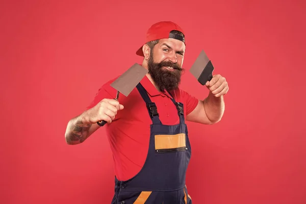 Adoro o meu trabalho. Reparador de uniforme pronto para o trabalho. construtor sério usar a ferramenta espátula. construção e construção. trabalhador barbudo segurar equipamentos de reparação. carpinteiro trabalhando com olhar confiante — Fotografia de Stock