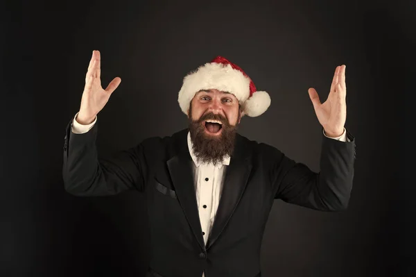 Vidám hangulat. Karácsonyi buli. Vállalati ünnepi ötletek. Boldogság és öröm. Vállalati karácsonyi buli. A szakállas hipszter télapósapkát visel. Karácsonyi hangulat. A menedzser ünnepli az új évet — Stock Fotó