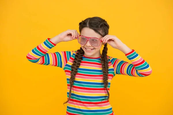 Vrolijk tienermeisje. mooi kind met gevlochten brunette haar. glamour en grappig. schoonheid en mode. Kinderen dragen een feestbril. Gelukkige jeugd. Ik heb gewoon plezier. positieve emoties uit te drukken — Stockfoto