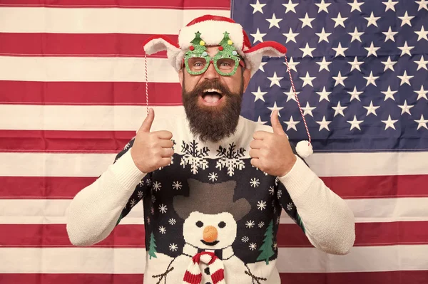 Wszystko będzie dobrze. Patriotyczny hipster świętuje zimowe wakacje. Amerykańska impreza świąteczna. Święta w USA. Mikołaj pod amerykańską flagą. Brodaty Amerykanin świętuje Nowy Rok. Flaga krajowa — Zdjęcie stockowe