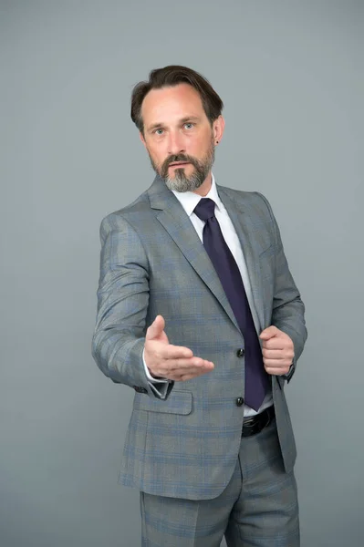 Bonito adulto chefe homem no escritório desgaste com gravata vai apertar a mão, relações comerciais — Fotografia de Stock