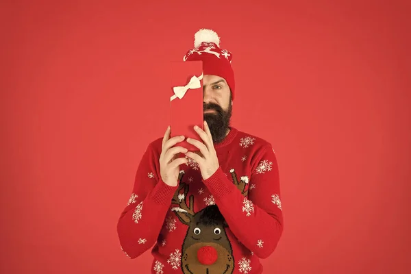 L'uomo festeggia la festa con la confezione regalo. Regalo di Babbo Natale. Felice anno nuovo. Idea regalo di Natale. Compralo subito. Tempo di shopping. Rispetta le tradizioni. Hipster in maglione invernale. Buon Natale a tutti. — Foto Stock