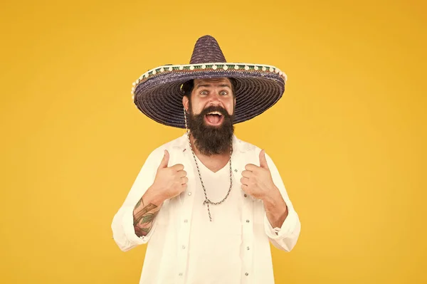 Planera sommarsemester. Turismbegreppet. Hipster har roligt. Glädjande humör. Mexikanska traditioner. Utforska mexikansk kultur. Fira traditionell mexikansk semester. Glad man i sombrero souvenir halmhatt — Stockfoto