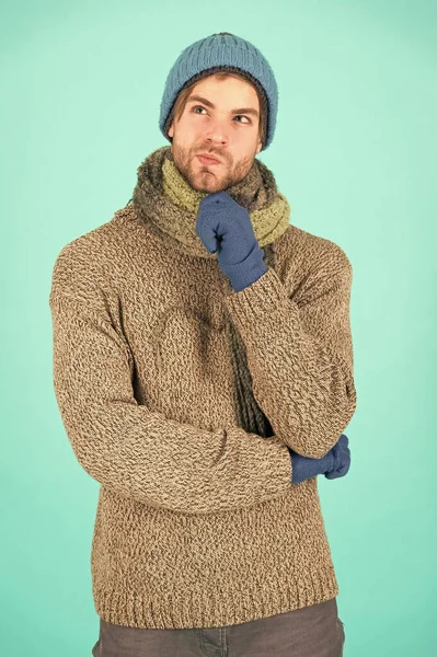 오늘 날씨가 어떤데요 ?. 따뜻 한 옷을 입고 있습니다. 남성의 뜨개질 패션. 남자들은 천과 액세서리를 뜨개질하였다. 남성푸른 배경. 불쌍 한 노숙자. 생각있는 사람은 겨울에 추위를 느낀다. 독감이 없음 — 스톡 사진