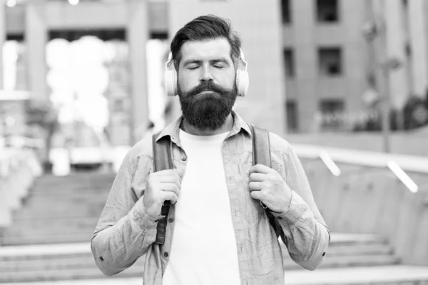 Tapasztalja meg a pihentető hangulatot zen hangzással. A szakállas férfi csukott szemmel hallgat zenét. Meditációs hang. Hi-Fi sztereó hang. Nyugtató zene. Új technológia. Modern élet. Olyan jól hangzik, hogy nem tudsz ellenállni. — Stock Fotó