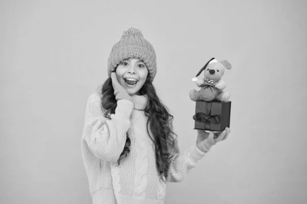 Usmířit se dárkem. Nákupní tipy. Krysí symbol roku. Happy girl hold mouse toy and wrapped gift box. Kid pletený svetr a klobouk hrát plyšovou hračku. Nakupujte pro děti. Šťastný rok2020. Dárek pro štěstí — Stock fotografie