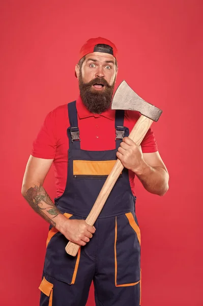 Homme travailleur tenir la hache. lui couper la barbe. bûcheron portant la hache. employé avec hache. surpris bûcheron. prêt pour la randonnée. Coupe ou hachoir de bois avec lame tranchante. Apportez plus de style pour le visage barbu — Photo