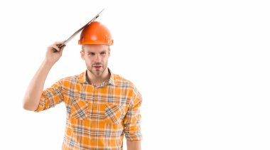 Adamın başı dertte. Yenileme konsepti. Planlama yenilemeyi değiştirir. Belgeleri olan bir ustabaşı. Tedarikçi. Proje müdürü. Mali tadilat dahil. Güvenlik kaskı. Yuvanın yenilenmesi