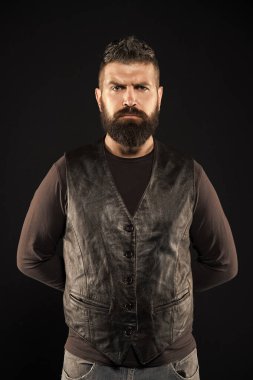 Sakal şeklin için saç kesimi. Hippi saçlı sakallı adam. Bıyıklı ve sakallı hippi. Berber dükkanı. Kuaför salonu. Haicare erkek bakımı. Moda berber dükkanı. Sakal berberi.