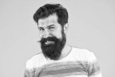 Neşe ve mutluluk kavramı. Sakallı, stil sahibi bir adamın portresi. Bıyıklı, vahşi beyaz adam. Sakallı, olgun bir hippi. Sakallı, mutlu traşsız adam. sakal ve cilt bakımı