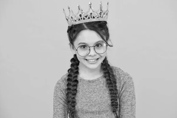 Accessoriseer je schoonheid. Kleine schoonheid koningin gele achtergrond. Een schoonheid van een klein meisje. Een schoolfeest. Schoonheid en mode. Markeer uw beste eigenschappen — Stockfoto