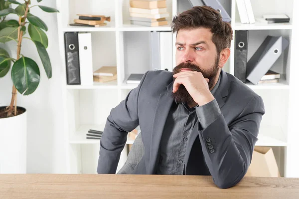 Hombre barbudo empresario cara reflexiva resolución de problemas toma de decisiones. Proceso mental de elegir entre un conjunto de alternativas. Es una decisión difícil. Decisión de negocios. La toma de decisiones forma parte de la gestión — Foto de Stock