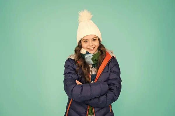 Bambino in cappotto imbottito caldo. Moda stagionale. Vacanze invernali. Vestiti invernali della ragazza di modo. Moda tendenza. Bambino indossare cappello e giacca sfondo blu. Sport invernali. Mi sento a mio agio. Shopping della stagione fredda — Foto Stock