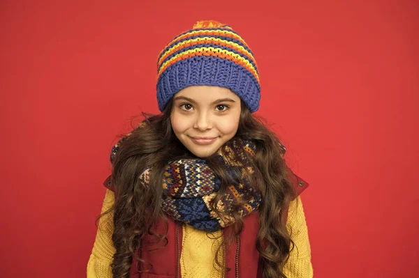 Está bonito no inverno. Menina de fundo vermelho. Criança pequena no estilo de moda de inverno. Roupeiro de inverno para criança ativa. Estilo e moda. Mantenha-se quente no inverno — Fotografia de Stock