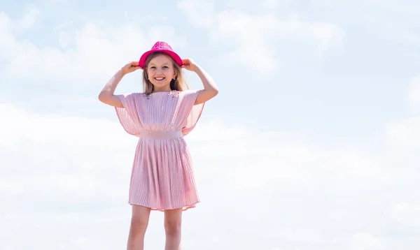 Счастливый ребенок в летнем платье на фоне неба, мода — стоковое фото