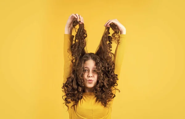 Penteado agradável e arrumado. Menina criança ativa com cabelo longo lindo. Shampoo seco extra fresco. menina feliz com cabelo longo e ventoso. cabelo saudável e forte. cabeleireiro salão de beleza — Fotografia de Stock