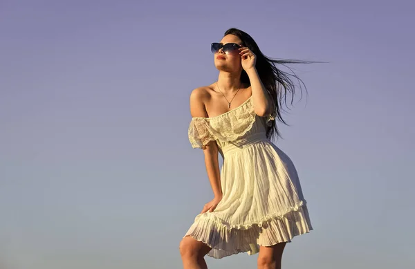 변화의 바람. 부드러운 여름옷을 입은 모델. 여름을 위하여. 자유와 조화. 여성 심리학. 화창 한 날푸른 하늘의 아름다운 여인. 여름 패션이야. 선글라스를 끼고 있는 소녀 — 스톡 사진