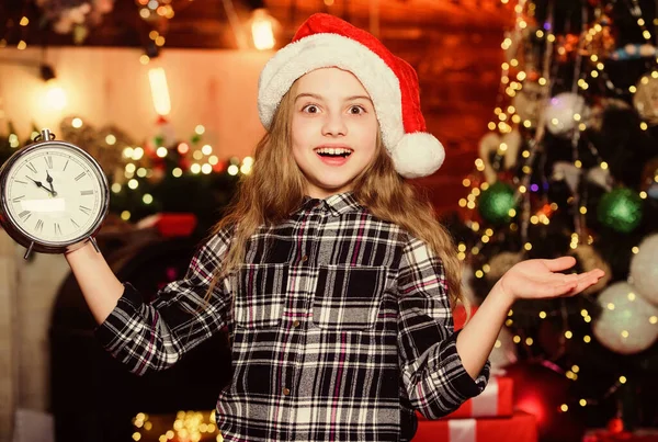 Şuna bir bak. Noel Baba 'nın küçük kızı. Noel alışverişi. Elf çocuğu. Xmas ağacı. Tatil alışverişi. Noel zamanı. Alışveriş satışı. Mutlu yıllar. Kırmızı şapkalı küçük kız. Alışveriş günü. — Stok fotoğraf