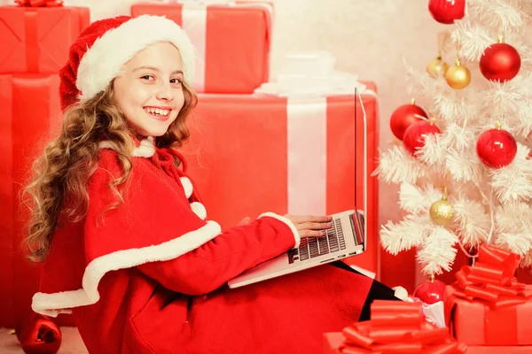 Mädchen kleines Kind tippt Brief an Weihnachtsmann auf Laptop. Kind schreibt Brief an Weihnachtsmann. E-Mail und Post. Moderne Technik. Online-Shopping. Brief an den Weihnachtsmann. Wunschliste. Christkind genießt Heiligabend — Stockfoto