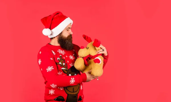 Gifts for kids. Dear Santa. Bearded man reindeer toy. Hipster man hold Christmas gift. Happy man playful mood. Plush deer. Happy new year. Helping Santa Claus. Symbol of Christmas. Christmas eve — Stock Photo, Image