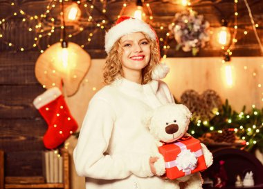 Benim için. Mutlu yıllar. Noel hediyesi getirdim. Yılbaşı satışları. Boks günü. Xmas hediye kutusu olan kız. Siber Pazartesi. Kız internetten alıyor. Ayı hediyeleri. Kış tatili Kara Cuma alışverişi