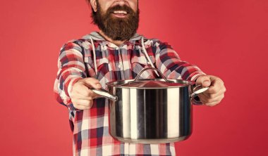 Senin için. Kareli gömlekli olgun bir aşçı. Evde yemek hazırla. Profesyonel aşçı. Sakallı adam mutfak tepsisini tut. Tencereli vahşi hippi yemekleri. Hizmetçi koca tencerede yemek yapıyor.