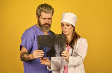 Tıbbi danışmanlık. Kemik hasarı teşhisi. Radyografi tomografi sonucu. Doktor ve hemşire. Doktor meslektaşımla röntgen çekimlerini tartışıyor. Modern teşhis yetenekleri. Profesyonel teşhis.