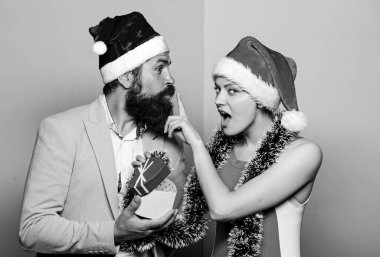 Sevgili Noel Baba. Hediye zamanı. Mutlu bir aile Noel 'i kutluyor. Süslü Noel Baba ve kadın. Mutlu noeller. Kış tatili Birlikte kutlayalım. Yeni yılın kutlu olsun. Sevgiyle hediye