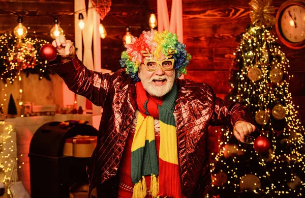 Payaso alegre peinado colorido. Abuelo barbudo hombre mayor celebrar la Navidad. Hombre maduro con barba blanca. Vacaciones de invierno. Decoraciones navideñas en casa. Entretenimiento. Espíritu de Navidad — Foto de Stock