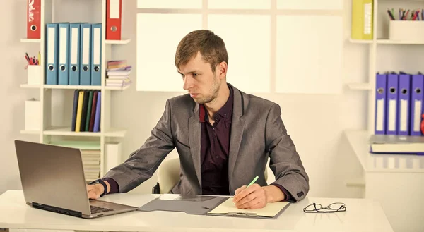 Uomo con computer portatile lavoro in ufficio, concetto di tecnologia digitale — Foto Stock
