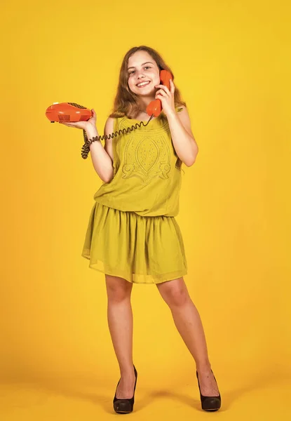 Jednání se zákazníky osobně. obchodní dívka v kanceláři. tvořivost a inovace. zpátky k základům. mluvit retro telefonem. Obchodní komunikační koncept. dětství. Malé dítě se baví — Stock fotografie