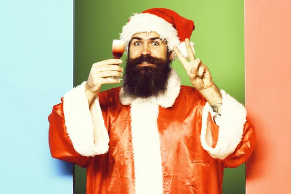Улыбающийся бородатый Санта Клаус человек на красочном фоне студии — стоковое фото