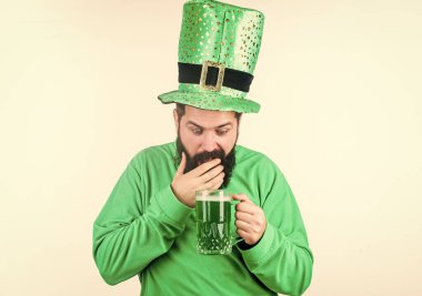 İrlanda geleneği. Vahşi sakallı hippi adam yarım litre bira içiyor. İrlanda barı. Yeşil bira kupası. Kutlamanın bir parçası olarak bira içmek. Kültürü keşfetmek. Alkol tüketimi Aziz Patrick Günü 'nün ayrılmaz bir parçası