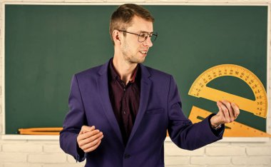 Erkek öğretmen açıölçer tutuyor. Eğitim ve okul konsepti. Kök okul disiplini. Matematik ve insanlar kavramı. Tahtadaki adam. Okula dönüyorum. Matematik ve geometri. Geometri favori konusu