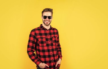 Gerçekten çok tatlı. Kendine güvenen ve sakin. Sakallı ve kıllı yakışıklı sıradan bir adam. Neşeli ve şık. Güneş gözlüklü yakışıklı adam. Seksi Avrupalı iş adamının kapalı mekan portresi. Boşluğu kopyala