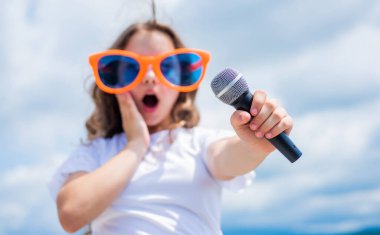 Mikrofon aşk müzikli mutlu çocuk şarkıcı, şarkı söyleyen, seçici odaklı