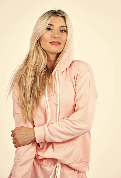 Soins du visage. fille de fitness sexy. vêtements de sport tendance. mode sportive féminine. boutique de vêtements de sport. femme en survêtement rose. femme sportive en vêtements de maison isolé sur blanc. se sentir confortable et confortable — Photo