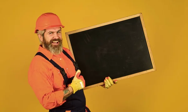 Planung neuer Projekte. erfolgreicher Mann mit Präsentation. Baumeister zeigt auf Flipchart. Architektin hält Tafel. Präsentation Vorstand bei Sitzung. männlicher Bauarbeiter. Kopierraum — Stockfoto