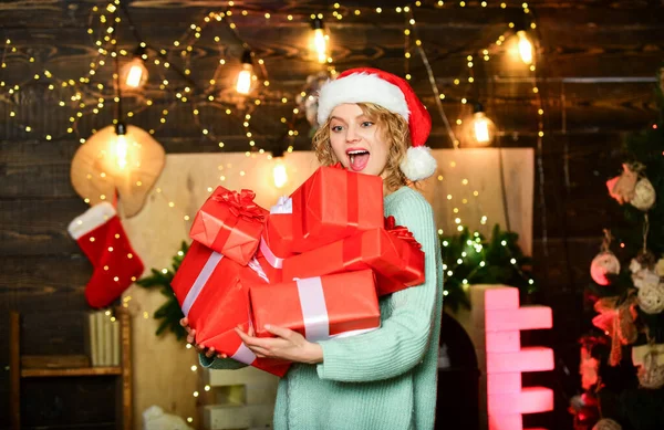 Sii generoso. Donna tenere scatola regalo decorazioni natalizie sfondo. Effettuare gli ordini di Natale e le prenotazioni abbastanza presto. Ragazza con regali. Natale è di gran lunga più atteso per le vacanze dell'anno — Foto Stock