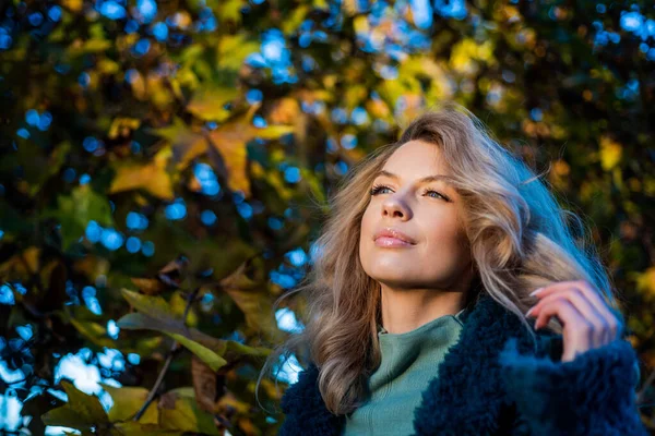 Sexig dam på hösten varma kläder i höst skog eller park med löv, höstsäsong — Stockfoto